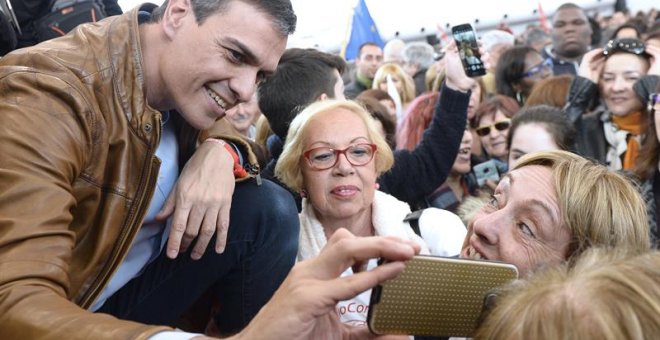 El exsecretario general del PSOE y candidato a las Primarias, Pedro Sánchez,saluda a los asistentes al acto público, celebrado hoy en Valladolid, donde estuvo acompañado por el líder del partido en esta Comunidad, Luis Tudanca, y el alcalde vallisoletano,