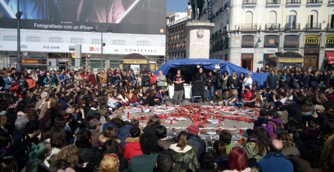 Pamela Palenciano, este domingo en la Puerta del Sol, representando su monólogo 'No solo duelen los golpes' para recaudar fondos en la lucha contra la violencia machista / PÚBLICO