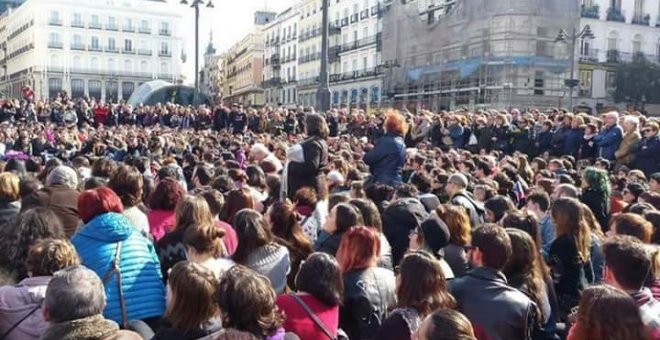 A primera hora de la tarde, miles de personas procedentes de otras manifestaciones en la capital acudieron a la Puerta del Sol a solidarizarse con las huelguistas de hambre.CARMEN SANTOS