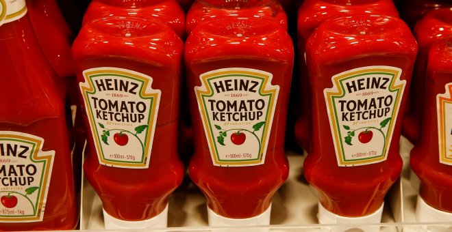 Botes de ketchup Heinz en un supermercado en la localidad suiza de Zumikon. REUTERS/Arnd Wiegmann