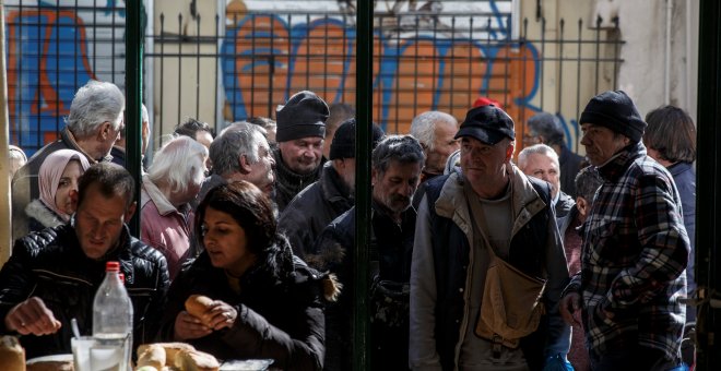 Personas hacen cola para entrar en un comedor social gestionado por la Iglesia Ortodoxa, en Atenas. REUTERS/Alkis Konstantinidis