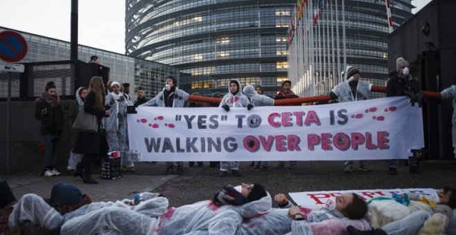 Ciudadanos protestando ante el Parlamento Europeo en Estrasburgo antes del voto final del CETA.