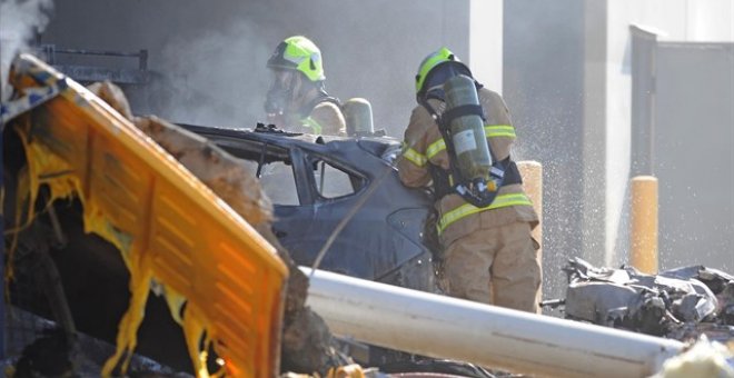 Cinco muertos al estrellarse una avioneta en un centro comercial de Melbourne / REUTERS