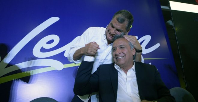El presidente ecuatoriano, Rafael Correa, se abraza con Lenín Moreno, candidato de Alianza PAÍS y ganador de las elecciones. - AFP