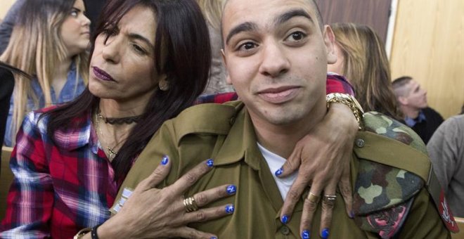 El soldado israelí Elor Azaría es abrazado por su madre antes de escuchar el veredicto de un Tribunal militar israelí en Tel Aviv. - EFE