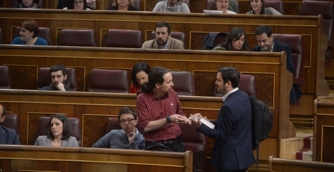 Pablo Iglesias conversa con Alberto Garzón en el Hemiciclo del Congreso de los Diputados.