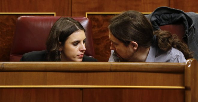 El líder de Podemos, Pablo Iglesias, conversa con la portavoz parlamentaria del partido, Irene Montero, esta tarde en el pleno del Congreso. EFE/J.P. Gandul