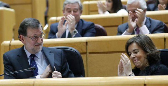 Mariano Rajoy recibe los aplausos tras su intervención en la sesión de control al Gobierno, esta tarde en el pleno del Senado. | CHEMA MOYA (EFE)