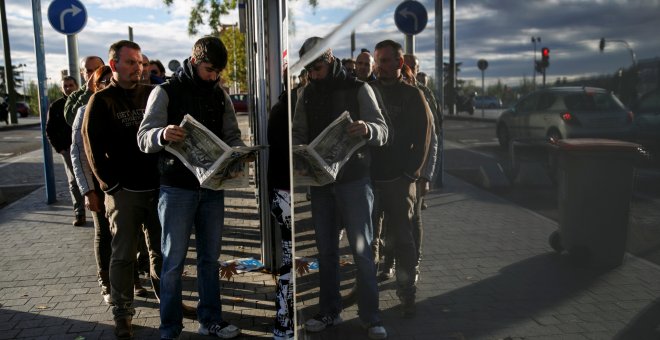 Varios desempleados hacen cola en una oficina del Servicio Público de Empleo de la Comunidad de Madrid. REUTERS/Andrea Comas