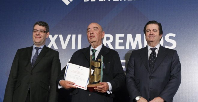 José Lladó Fernández-Urrutia (c), propietario de Técnicas Reunidas, acompañado por el ministro de Energía, Álvaro Nadal (i) y el presidente del Club Español de la Energía y de Endesa, Borja Prado (d), tras ser galardonado con el Premio Energía y Sociedad,