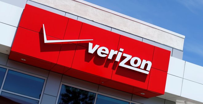 El logo de la operadora Verizon en una de sus tiendas en la localidad californiana de San Diego. REUTERS/Mike Blake