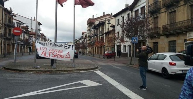 Cartel en Alsasua: 'Montaje policial no. Dejadnos en paz'. E.P.