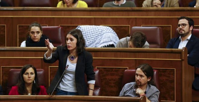 La portavoz parlamentaria, Irene Montero (abajo-i), junto al líder de Podemos, Pablo Iglesias (abajo-d), el secretario de Estrategia Política, Íñigo Errejón (arriba-d), y el diputado Rafa Mayoral (arriba-2d), durante su intervención hoy en la sesión de co