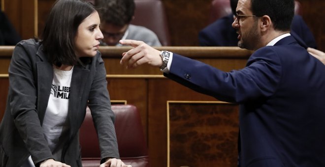 La portavoz parlamentaria de Podemos, Irene Montero, conversa con el portavoz parlamentario socialista, Antonio Hernando, durante la sesión de control al Gobierno en el pleno del Congreso de los Diputados. EFE/Mariscal