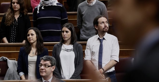 Los diputados de Podemos (en la imagen Pablo Iglesias, Irene Montero, Ione Belarra, ïñigo Errejon, Rafael Mayoral, y Noelia Vera) permanecen de pie sin aplaudir tras el discurso ofrecido en el Congreso de los Diputados por el presidente de Argentina, Maur
