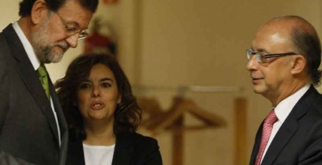 El presidente Mariano Rajoy junto a Soraya Saénz de Santamaría y Luis de Guindo. EUROPA PRESS