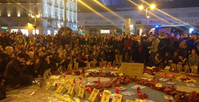 Centenares de personas se concentraban en la Puerta del Sol para apoyar a las 5 mujeres en huelga de hambre.PÚBLICO