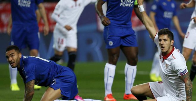 El delantero montenegrino del Sevilla Stevan Jovetic (d) protesta durante el partido de octavos de final de la Liga de Campeones contra el Leicester. | JOSÉ MANUEL VIDAL (EFE)