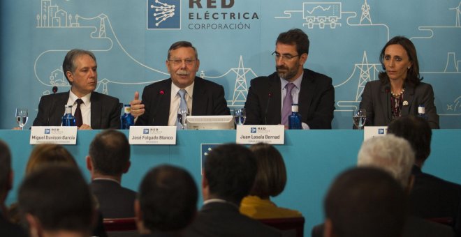El presidente de REE, José Folgado (2i), y el consejero delegado, Juan Lasala (2d), en la rueda de prensa previa a la junta de accionistas de la eléctrica. EFE