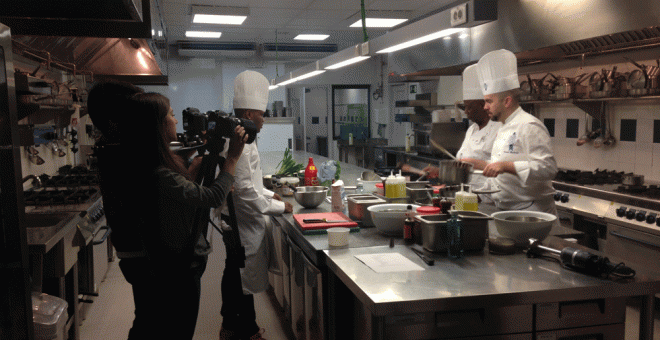Miembros del equipo de ElMandela reciben una clase de la escuela de cocina Le Cordon Bleu en Madrid.