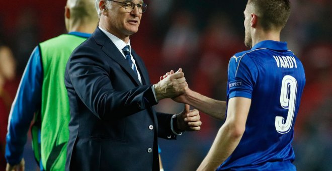 Claudio Ranieri saluda al delantero James Vardy tras el final del partido ante el Sevilla en la Champions./REUTERS