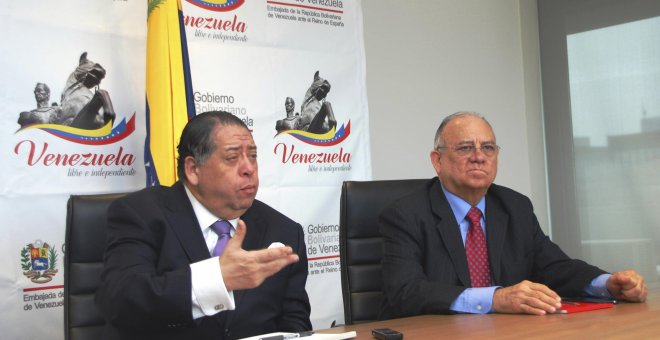 El abogado constitucionalista venezolano Hermann Escarrá (i), junto al embajador de Venezuela en España, Mario Isea (d), durante un encuentro con la prensa en Madrid. EFE
