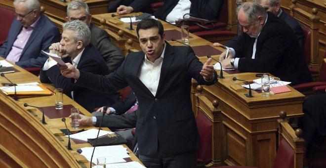 El primer ministro griego, Alexis Tsipras, da un discurso ante el Parlamento en Atenas donde informó de las últimas decisiones tomadas por el Eurogrupo. EFE/Alexandros Beltes
