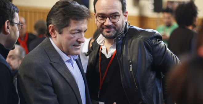 El presidente de la gestora socialista, Javier Fernández, y el portavoz del PSOE en el Congreso, Antonio Hernando.- EFE