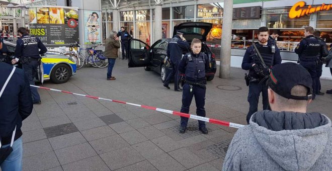 La policía inspecciona la zona donde un hombre ha atropellado a varios viandantes en Heidelberg. AFP NOTICIAS