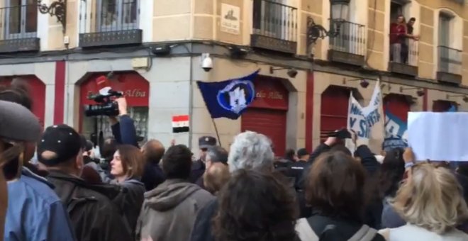 Los manifestantes gritan a miembros de Hogar Social Madrid que "Madrid será la tumba del fascismo"