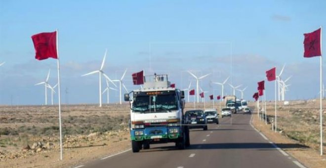 Vario camiones circulan por una carretera del Sáhara Occidental. EFE/Archivo