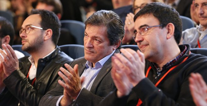 Javier Fernández, Mario Jiménez y Antonio Hernando en el foro económico del PSOE. E.P.