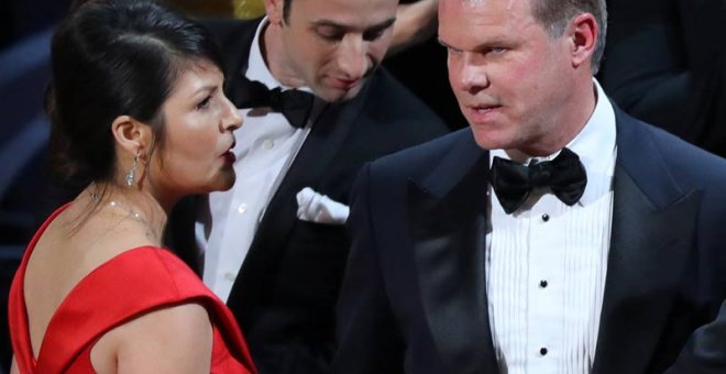 Martha Ruiz, a la izquierda, y Brian Cullinan, a la derecha, a los que se responsabiliza del histórico error de los Oscar. | REUTERS