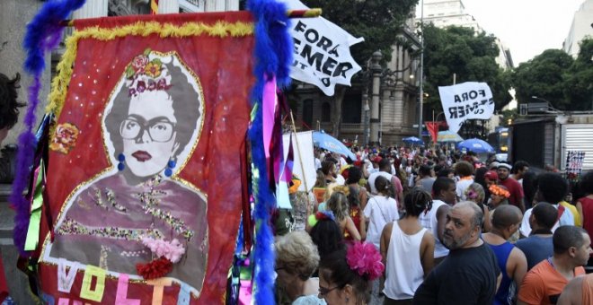 Una pancarta con una carcatura de la expresidenta Dilma Rousseff, con la frase "Vuelve carño', en la manifestación contra el presidente Michel Temer en Rio de Janeiro durante los carnavales. AFP/Joao Paulo Engelbrecht