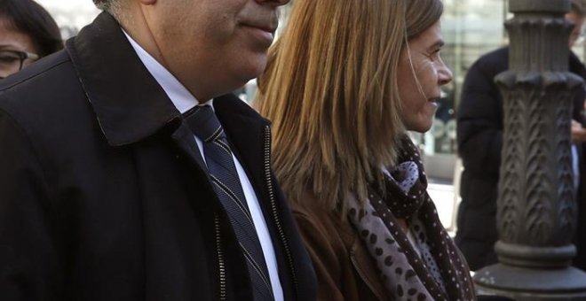 Francesc Homs, acompañado por su esposa, a su salida del Tribunal Supremo. / JAVIER LIZÓN (EFE)