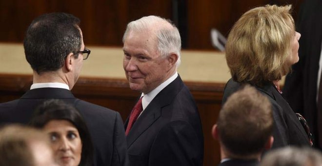 El fiscal general de EEUU, Jeff Sessions, espera a que el presidente estadounidense Donald J. Trump llegue para entregar su primer discurso a una sesión conjunta del Congreso. | PETE MAROVICH (EFE)