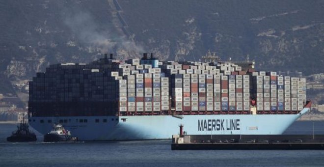 El barco 'McKinney Moller', de Maersk Line, a su salida del puerto de Algeciras. EFE/A.Carrasco Ragel