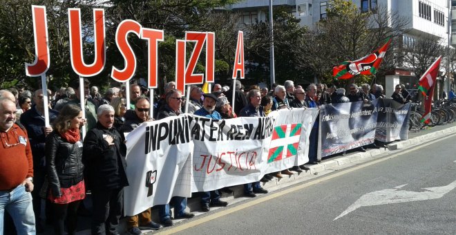 Dos centenares de personas han protestado este viernes frente a los juzgados de Vitoria por el archivo de la querella contra la matanza del 3 de marzo de 1976.