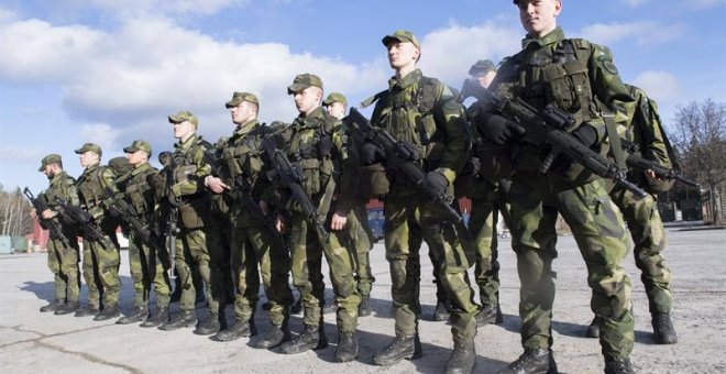 Jóvenes reclutas durante una inspección del regimiento en Enkoping, Suecia. | FREDRIK SANDBERG (EFE)