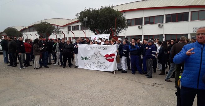 Trabajadores de Deoleo concentrados ante la planta en Alcolea (Córdoba). E.P.