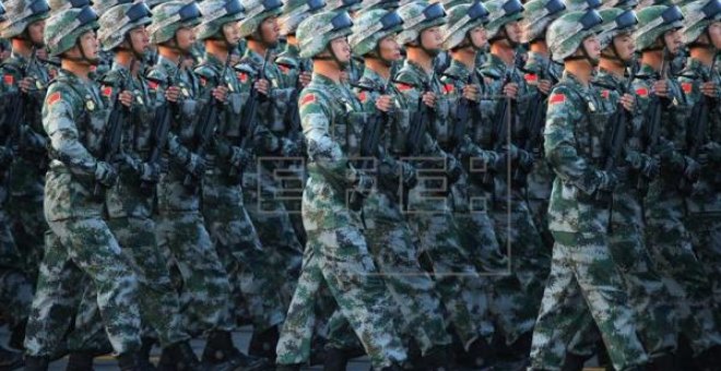 Soldados del Ejército Chino desfilando en la plaza de Tiananmen en Beijin./EFE