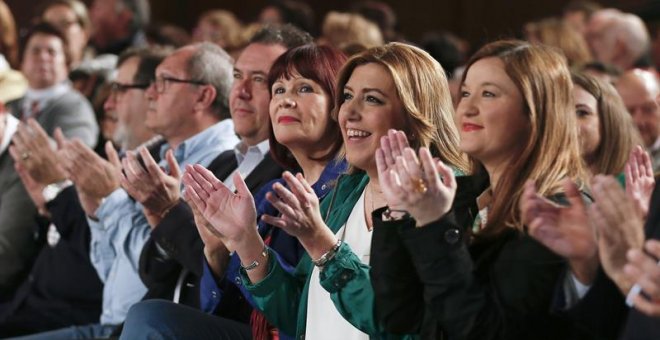 La secretaria general del PSOE andaluz y presidenta de la Junta, Susana Díaz (2d), junto a la expresidenta del PSOE Micaela Navarro (3d), durante el acto conmemorativo del Día de Andalucía organizado hoy por esta formación política. /EFE