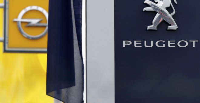 Los logos de Opel y Peugeot. - REUTERS