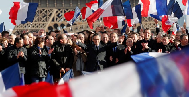 François Fillon saluda a los seguidores que salieron a la calle este domingo. - REUTERS