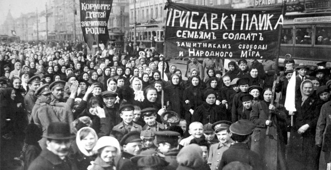 Manifestación contra la guerra. Obreras de la fábrica de Putilov, Petrogrado, 2 de febrero de 1917.