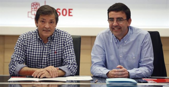El president de la gestora del PSOE, Javier Fernández, i el seu portaveu, Mario Jiménez. EFE / JAVIER LIZÓN