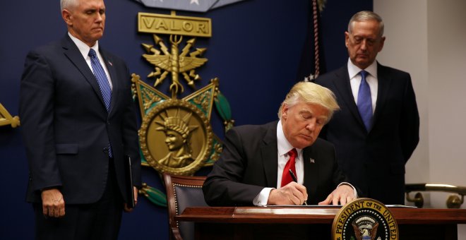 Trump firmando el nuevo veto migratorio en el Pentágono. /REUTERS