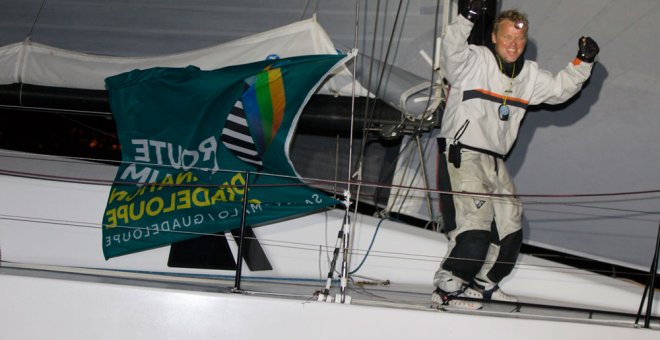 Alex Pella celebra en su barco su proeza. /AGUA Y SAL COMUNICACIÓN