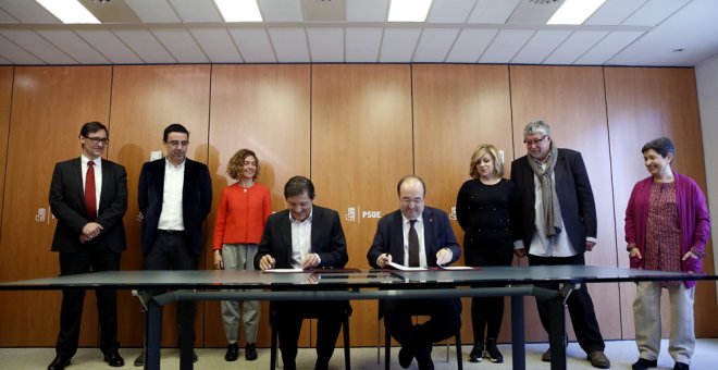 El presidente de la Comisión Gestora del PSOE, Javier Fernández, y el primer secretario del PSC, Miquel Iceta, durante la firma en la sede de Ferraz, del protocolo de relaciones entre ambas formaciones políticas.EFE/Sergio Barrenechea