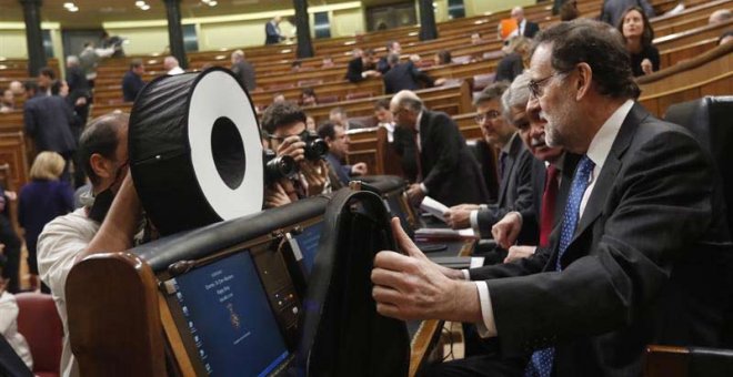Rajoy en el Parlamento, dispuesto a afrontar la sesión de control. | JAVIER LIZÓN (EFE)